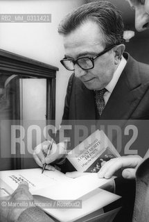 Italian politician Giulio Andreotti signing autographs at the presentation of his book A ogni morte di papa (1980) / Il politico Giulio Andreotti mentre firma autografi alla presentazione del suo libro A ogni morte di papa (1980) - ©Marcello Mencarini/Rosebud2