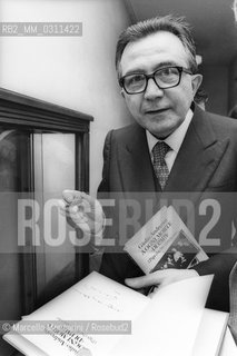 Italian politician Giulio Andreotti signing autographs at the presentation of his book A ogni morte di papa (1980) / Il politico Giulio Andreotti mentre firma autografi alla presentazione del suo libro A ogni morte di papa (1980) - ©Marcello Mencarini/Rosebud2