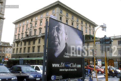 Rome, 2000. Italian politician Giulio Andreotti testimonial for Dinerclub.com in a poster in front of his home in Corso Vittorio Emanuele II / Roma 2000. Il politico Giulio Andreotti testimonial per la pubblicità di Dinerclub.com in un manifesto davanti alla sua casa in corso Vittorio Emanuele II - ©Marcello Mencarini/Rosebud2