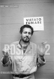 Lucca, 1985. Italian cortoonist Angese (pseudonym of Sergio Angeletti) posing next to one of his drawing / Lucca, 1985. il disegnatore di fumetti Angese (pseudonimo of Sergio Angeletti) posa accanto a un suo disegno - ©Marcello Mencarini/Rosebud2
