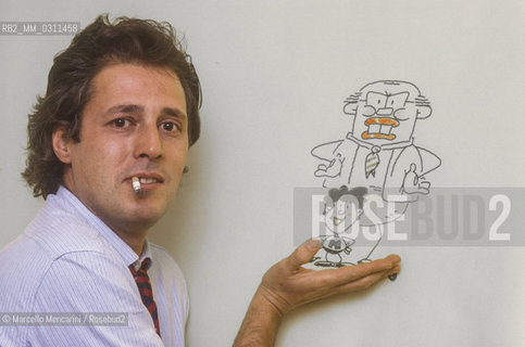 Lucca, 1984. Italian cortoonist Angese (pseudonym of Sergio Angeletti) posing next to one of his drawing / Lucca, 1984. il disegnatore di fumetti Angese (pseudonimo of Sergio Angeletti) posa accanto a un suo disegno - ©Marcello Mencarini/Rosebud2