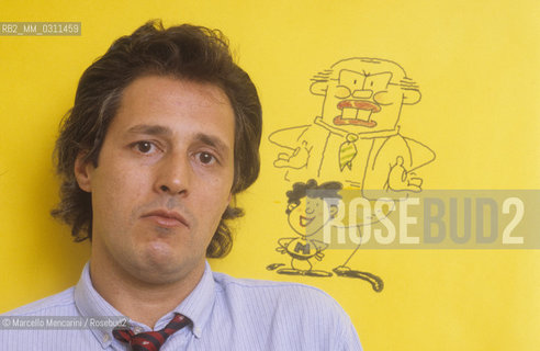 Lucca, 1984. Italian cortoonist Angese (pseudonym of Sergio Angeletti) posing next to one of his drawing / Lucca, 1984. il disegnatore di fumetti Angese (pseudonimo of Sergio Angeletti) posa accanto a un suo disegno - ©Marcello Mencarini/Rosebud2