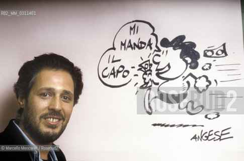 Lucca, 1985. Italian cortoonist Angese (pseudonym of Sergio Angeletti) posing next to one of his drawing / Lucca, 1985. il disegnatore di fumetti Angese (pseudonimo of Sergio Angeletti) posa accanto a un suo disegno - ©Marcello Mencarini/Rosebud2