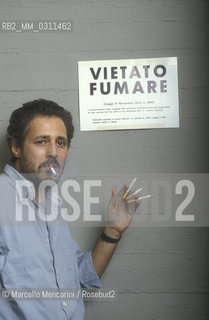 Lucca, 1985. Italian cortoonist Angese (pseudonym of Sergio Angeletti) while smoking / Lucca, 1985. il disegnatore di fumetti Angese (pseudonimo of Sergio Angeletti) mentre fuma - ©Marcello Mencarini/Rosebud2