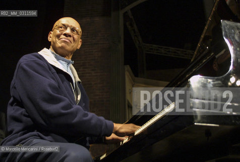 Milan, Manzoni Theater, January 19, 2002. Jazz pianist Kirk Lightsey performing with Art Ensemble of Chicago / Milano, 19 gennaio 2002. Il pianista jazz Kirk Lightsey in concerto con lArt Ensemble of Chicago - ©Marcello Mencarini/Rosebud2