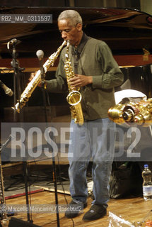 Milan, Manzoni Theater, January 19, 2002. Roscoe Mitchell performing with Art Ensemble of Chicago / Milano, 19 gennaio 2002. Roscoe Mitchell in concerto con lArt Ensemble of Chicago - ©Marcello Mencarini/Rosebud2