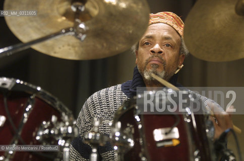 Milan, Manzoni Theater, January 19, 2002. Jazz percussionist Famoudou Don Moye performing with Art Ensemble in Chicago / Milano, 19 gennaio 2002. Il percussionista jazz Famoudou Don Moye in concerto con lArt Ensemble of Chicago - ©Marcello Mencarini/Rosebud2
