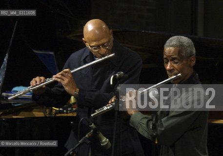 Milan, Manzoni Theater, January 19, 2002. Kirk Lightsey and Roscoe Mitchell performing with Art Ensemble in Chicago / Milano, 19 gennaio 2002. Kirk Lightsey e Roscoe Mitchell in concerto con lArt Ensemble of Chicago - ©Marcello Mencarini/Rosebud2