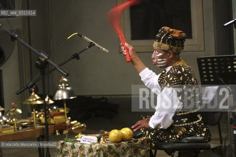 Milan, Manzoni Theater, January 19, 2002. Jazz bassist Malachi Favors Maghostut performing with Art Ensemble in Chicago / Milano, 19 gennaio 2002. Il bassista jazz Malachi Favors Maghostut in concerto con lArt Ensemble of Chicago - ©Marcello Mencarini/Rosebud2