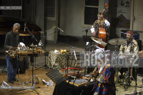 Milan, Manzoni Theater, January 19, 2002. Roscoe Mitchell, Malachi Favors Maghostut, Famoudou Don Moye and Joseph Jarman performing as Art Ensemble in Chicago / Milano, 19 gennaio 2002. Roscoe Mitchell, Malachi Favors Maghostut, Famoudou Don Moye e Joseph Jarman in concerto come Art Ensemble of Chicago - ©Marcello Mencarini/Rosebud2