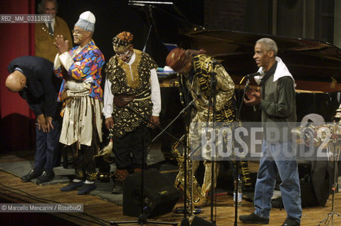 Milan, Manzoni Theater, January 19, 2002. Kirk Lightsey; Joseph Jarman; Malachi Favors Maghostut; Famoudou Don Moye and Roscoe Mitchell performing as Art Ensemble in Chicago / Milano, 19 gennaio 2002. Kirk Lightsey; Joseph Jarman; Malachi Favors Maghostut; Famoudou Don Moye e Roscoe Mitchell in concerto come Art Ensemble of Chicago - ©Marcello Mencarini/Rosebud2