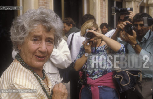 Venice Lido, Venice Film Festival 1989. British actress Peggy Ashcroft, ex aequo winner of the Volpi Cup for Best Actress for her role in Shes Been Away directed by Peter Hall / Lido di Venezia, Mostra del Cinema di venezia 1989. Lattrice inglese Peggy Ashcroft, vincitrice ex aequo della Coppa Volpi alla migliore attrice per il suo ruolo in E stata via  (Shes Been Away), diretto da Peter Hall - ©Marcello Mencarini/Rosebud2