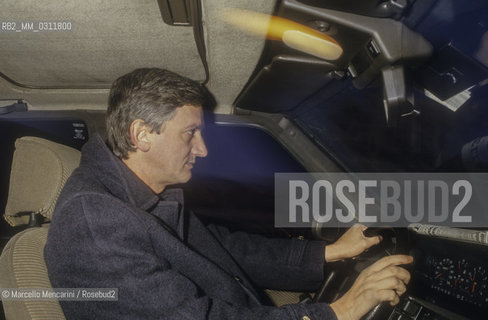 Rome, 1986. Italian TV journalist Piero Badaloni driving to the RAI public television studios before dawn, to conduct the TV program Uno mattina / Roma, 1986. Il giornalista televisivo Piero Badaloni prima dellalba menre guida verso gli studi della RAI per condurre la trasmissione Uno mattina - ©Marcello Mencarini/Rosebud2