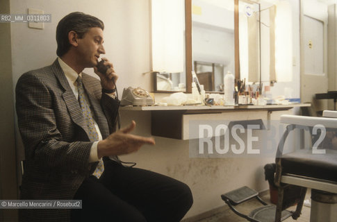 Rome, 1986. Italian TV journalist Piero Badaloni phoning in a dressing room in the RAI Italian public television studios, before conducting the television broadcast Uno mattina / Roma, 1986. Il giornalista televisivo Piero Badaloni al telefono in camerino negli studi RAI, prima di condurre il programma televisivo Uno mattina - ©Marcello Mencarini/Rosebud2