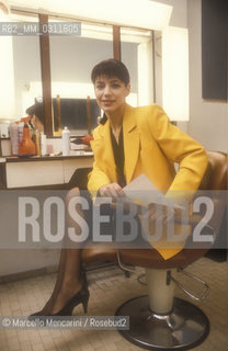 Rome, 1986. Co-host Elisabetta Gardini in a dressing room during make-up, before conducting with journalist Piero Badaloni the television broadcast Uno mattina / Roma, 1986. La presentatrice Elisabetta Gardini in camerino negli studi RAI, prima di condurre con il giornalista Piero Badaloni il programma televisivo Uno mattina - ©Marcello Mencarini/Rosebud2