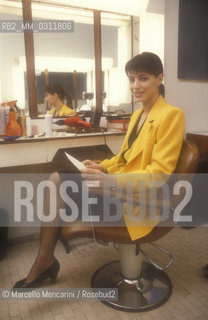 Rome, 1986. Co-host Elisabetta Gardini in a dressing room during make-up, before conducting with journalist Piero Badaloni the television broadcast Uno mattina / Roma, 1986. La presentatrice Elisabetta Gardini in camerino negli studi RAI, prima di condurre con il giornalista Piero Badaloni il programma televisivo Uno mattina - ©Marcello Mencarini/Rosebud2