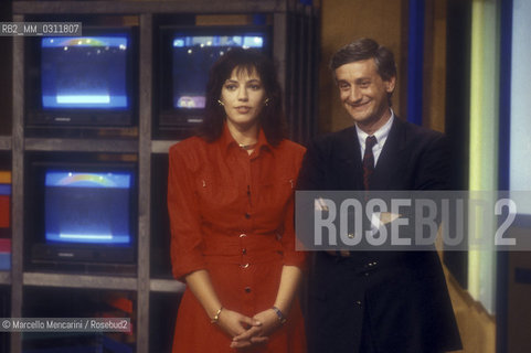 Rome, 1986. Elisabetta Gardini and TV journalist Piero Badaloni before conducting the TV program Uno mattina / Roma, 1986. Il giornalista Piero Badaloni con la collega Elisabetta Gardini durante la trasmissione televisiva “Uno Mattina”  - ©Marcello Mencarini/Rosebud2