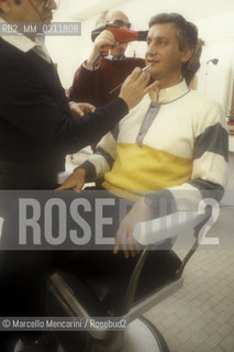 Rome, 1985. Italian TV journalist Piero Badaloni during the make-up in his dressing room in the RAI Italian public television studios, before conducting the TV program Uno mattina / Roma, 1985. Il giornalista televisivo Piero Badaloni al trucco nel suo camerino negli studi RAI, prima di condurre il programma televisivo Uno mattina - ©Marcello Mencarini/Rosebud2
