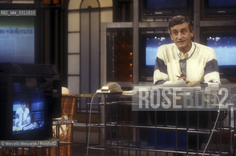 Rome, 1985. TV journalist Piero Badaloni before conducting the TV program Uno mattina / Roma, 1985. Il giornalista Piero Badaloni durante la trasmissione televisiva “Uno Mattina”  - ©Marcello Mencarini/Rosebud2