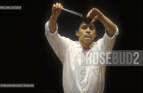 Romanian conductor Christian Badea during a rehearsal (1995) / Il direttore dorchestra Christian Badea durante una prova (1995) - ©Marcello Mencarini/Rosebud2