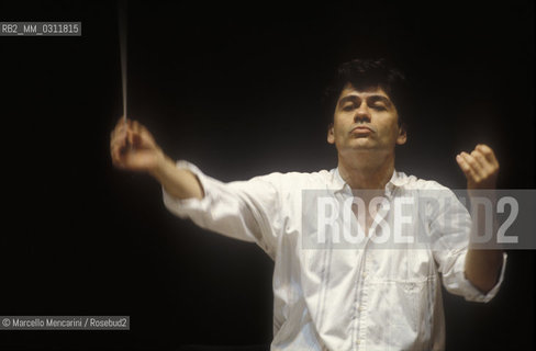 Romanian conductor Christian Badea during a rehearsal (1995) / Il direttore dorchestra Christian Badea durante una prova (1995) - ©Marcello Mencarini/Rosebud2