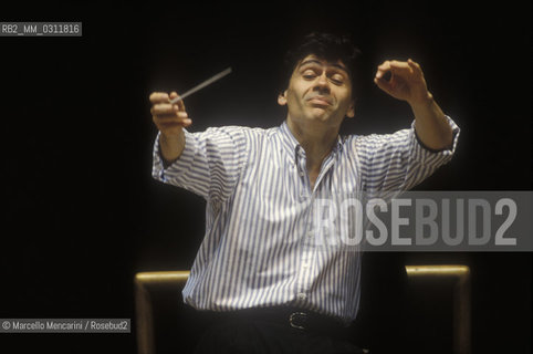 Romanian conductor Christian Badea during a rehearsal (1995) / Il direttore dorchestra Christian Badea durante una prova (1995) - ©Marcello Mencarini/Rosebud2