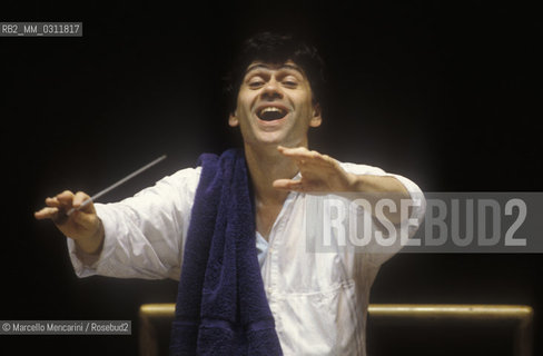 Romanian conductor Christian Badea during a rehearsal (1995) / Il direttore dorchestra Christian Badea durante una prova (1995) - ©Marcello Mencarini/Rosebud2