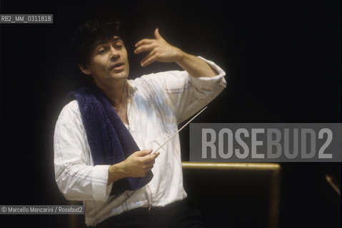 Romanian conductor Christian Badea during a rehearsal (1995) / Il direttore dorchestra Christian Badea durante una prova (1995) - ©Marcello Mencarini/Rosebud2
