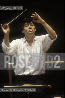 Romanian conductor Christian Badea during a rehearsal (1995) / Il direttore dorchestra Christian Badea durante una prova (1995) - ©Marcello Mencarini/Rosebud2