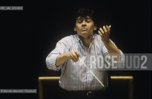 Romanian conductor Christian Badea during a rehearsal (1995) / Il direttore dorchestra Christian Badea durante una prova (1995) - ©Marcello Mencarini/Rosebud2