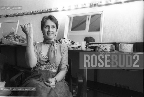 Nizza, about 1984. American folk singer songwriter Joan Baez in her dressing room after performing / Nizza, 1984 circa. La cantautrice folk Joan Baez nel suo camerino dopo un concerto - ©Marcello Mencarini/Rosebud2
