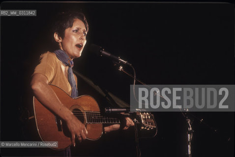 Nizza, about 1984. American folk singer songwriter Joan Baez performing / Nizza, 1984 circa. La cantautrice folk Joan Baez durante un concerto - ©Marcello Mencarini/Rosebud2