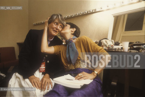 Nizza, about 1984. American folk singer songwriter Joan Baez with her mother Joan senior in her dressing room after performing / Nizza, 1984 circa. La cantautrice folk Joan Baez con sua madre Joan senior nel suo camerino dopo un concerto - ©Marcello Mencarini/Rosebud2