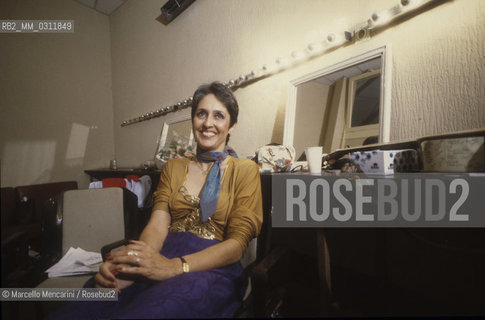 Nizza, about 1984. American folk singer songwriter Joan Baez in her dressing room after performing / Nizza, 1984 circa. La cantautrice folk Joan Baez nel suo camerino dopo un concerto - ©Marcello Mencarini/Rosebud2