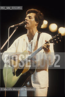 Bolzano, 1985. Italian singer and songwriter Claudio Baglioni performing / Bolzano, 1985. Il cantante Claudio baglioni in concerto - ©Marcello Mencarini/Rosebud2