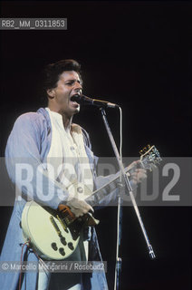 Bolzano, 1985. Italian singer and songwriter Claudio Baglioni performing / Bolzano, 1985. Il cantante Claudio baglioni in concerto - ©Marcello Mencarini/Rosebud2