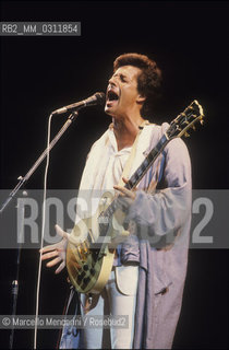 Bolzano, 1985. Italian singer and songwriter Claudio Baglioni performing / Bolzano, 1985. Il cantante Claudio baglioni in concerto - ©Marcello Mencarini/Rosebud2