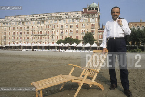 Venice Lido, 1999. Venice Film Festival director Alberto Barbera on the beach in front of Excelsior Hotel / Lido di Venezia, 1999. Il direttore della Mostra del Cinema di Venezia Alberto Barbera sulla spiaggia di fronte allHotel Excelsior - ©Marcello Mencarini/Rosebud2
