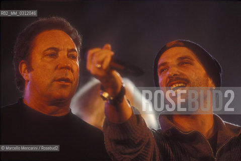 Vatican City, December 1999. Pop singers Tom Jones and Alex Baroni during the rehearsal of the Vaticans Christmas Concert 1999/ Città del Vaticano, dicembre 1999. I cantanti Tom Jones e Alex Baroni durante le prove del Concerto di Natale in Vaticano 1999 - ©Marcello Mencarini/Rosebud2