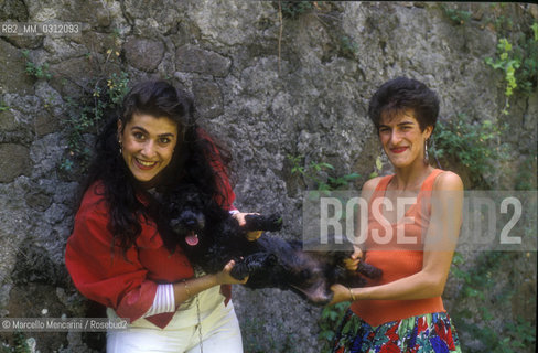 Rome, 1992. Opera singer Cecilia Bartoli, her dog Figaro and her sister Federica / Roma, 1992. La cantante lirica Cecilia Bartoli con sua sorella Federica - e il cane Figaro ©Marcello Mencarini/Rosebud2