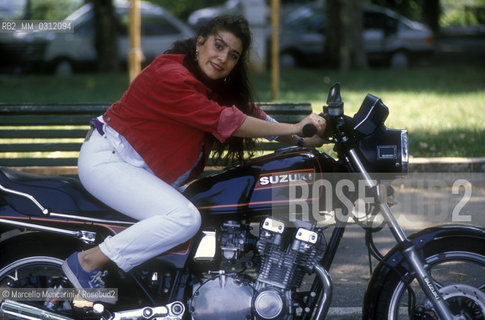 Rome, 1992. Opera singer Cecilia Bartoli on a motorcycle / Roma, 1992. La cantante lirica Cecilia Bartoli in moto - ©Marcello Mencarini/Rosebud2