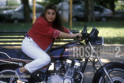 Rome, 1992. Opera singer Cecilia Bartoli on a motorcycle / Roma, 1992. La cantante lirica Cecilia Bartoli in moto - ©Marcello Mencarini/Rosebud2