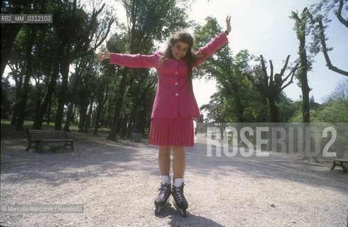 Rome, 1992. Opera singer Cecilia Bartoli with roller skates / Roma, 1992. La cantante lirica Cecilia Bartoli con i pattini a rotelle - ©Marcello Mencarini/Rosebud2