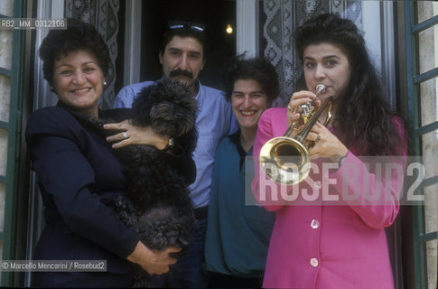 Rome, 1992. Opera singer Cecilia Bartoli with her family: her mother Silvana, her dog Figaro, her brother Gabriele and her sister Federica / Roma, 1992. La cantante lirica Cecilia Bartoli con la sua famiglia: la madre Silvana, il cane Figaro, il fratello Gabriele e la sorella Federica - ©Marcello Mencarini/Rosebud2
