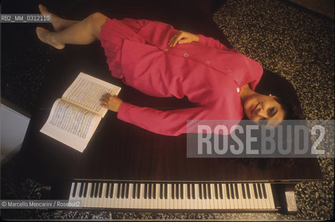 Rome, 1992. Opera singer Cecilia Bartoli lying on the piano / Roma, 1992. La cantante lirica Cecilia Bartoli distesa sul pianoforte - ©Marcello Mencarini/Rosebud2