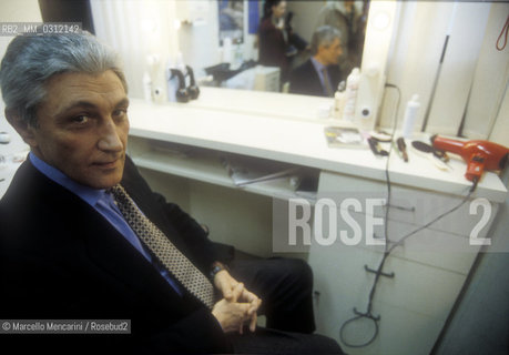 Rome, 1996. Italian Politician memer of the Democratic Party of the Left (PDS) in his dressing room before performing in the TV program Porta a Porta / Roma, 1996. il politico del Partito democratico della Sinistra (PDS) Antonio Bassolino, nel suo camerino prima di partecipare al programma televisivo Porta a porta
 ©Marcello Mencarini/Rosebud2
