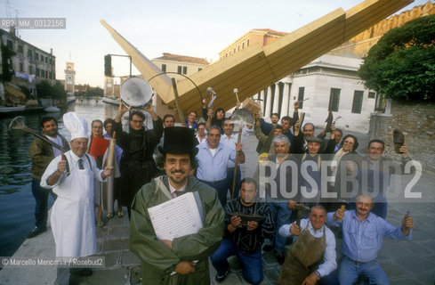 Venice Music Biennale 1991. Italian composer Giorgio Battistelli posing with the executors of his work Experimentum Mundi / Biennale Musica di Venezia 1991. Il compositore Giorgio Battistelli posa con gli esecutori della sua opera Experimentum Mundi - ©Marcello Mencarini/Rosebud2