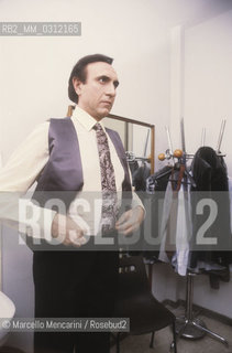 Rome 1984. Italian TV presenter Pippo Baudo in his dressing room before the TV program Fantastico 5 / Roma, 1984. Il presentatore televisivo Pippo Baudo in camerino prima della trasmissione Fantastico 5 - ©Marcello Mencarini/Rosebud2