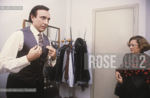 Rome 1984. Italian TV presenter Pippo Baudo in his dressing room before the TV program Fantastico 5 / Roma, 1984. Il presentatore televisivo Pippo Baudo in camerino prima della trasmissione Fantastico 5 - ©Marcello Mencarini/Rosebud2