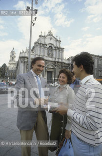 Italian TV presenter Pippo Baudo signing autograph in his hometown, Catania (1985) / Il presentatore TV Pippo Baudo mentre firma autografio a Catania, sua città natale (1985) - ©Marcello Mencarini/Rosebud2